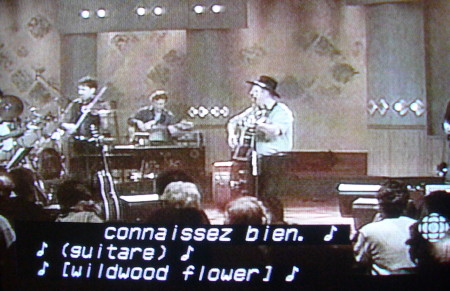 Captions read ♪ (guitare) ♪ ♪ [wildwood flower] ♪