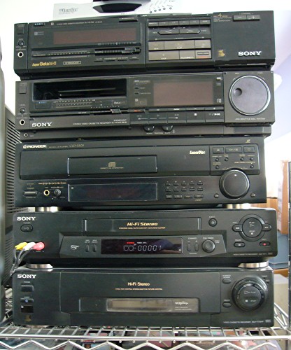 Stack of five decks, the top two of which are Betamax machines