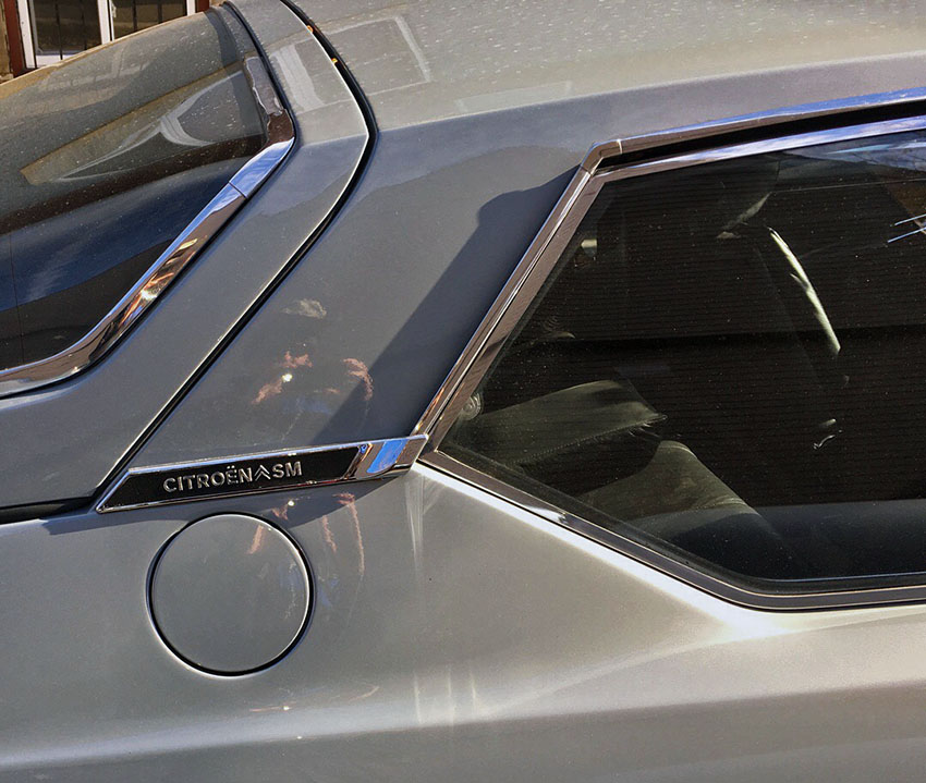 Rear side window of silver Citroën SM